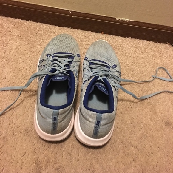 Used Girls Nike Running Shoe - Picture 4 of 5